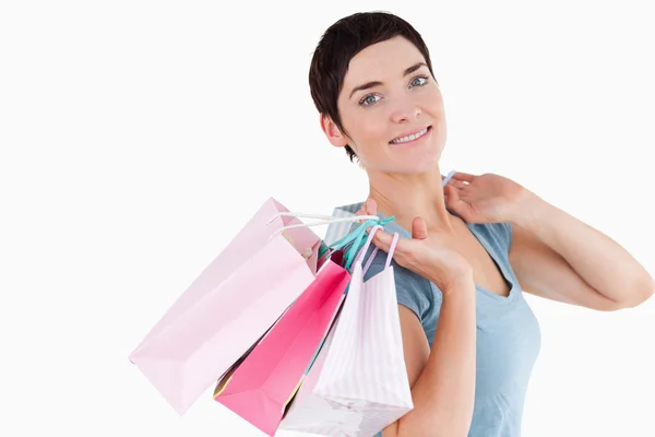 Iyi görünümlü kadın alışveriş torbaları ile poz — Stok fotoğraf