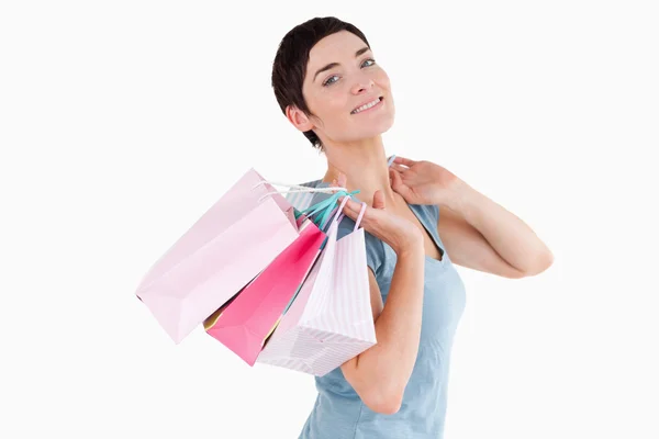 Mulher de cabelos escuros posando com sacos de compras — Fotografia de Stock