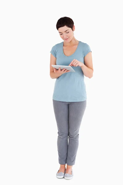 Vrouw met behulp van een tablet computer — Stockfoto