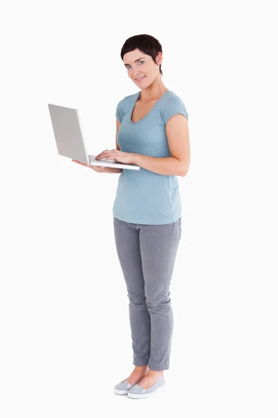 Vrouw met behulp van een laptop — Stockfoto