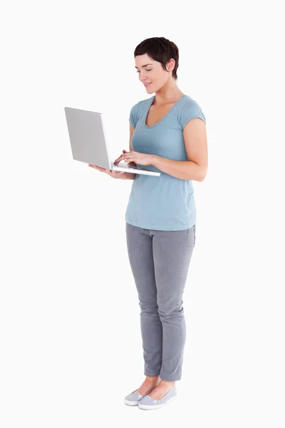 Χαριτωμένο γυναίκα χρησιμοποιώντας ένα φορητό υπολογιστή — Φωτογραφία Αρχείου