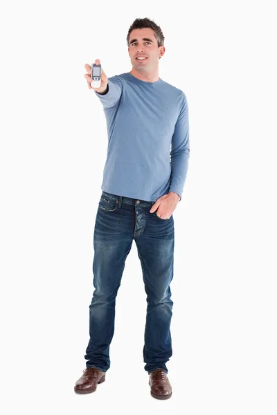 Mann zeigt sein Handy — Stockfoto