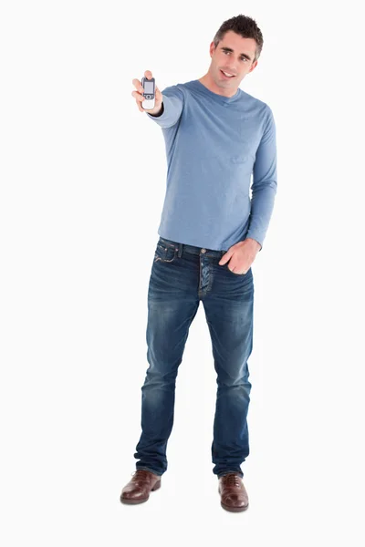 Hombre guapo mostrando su teléfono móvil — Foto de Stock