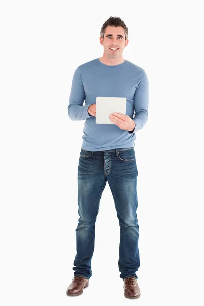 Mężczyzna trzymający tablet — Zdjęcie stockowe