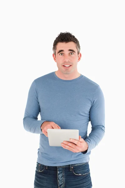 Porträt eines Mannes mit einem Tablet-Computer — Stockfoto