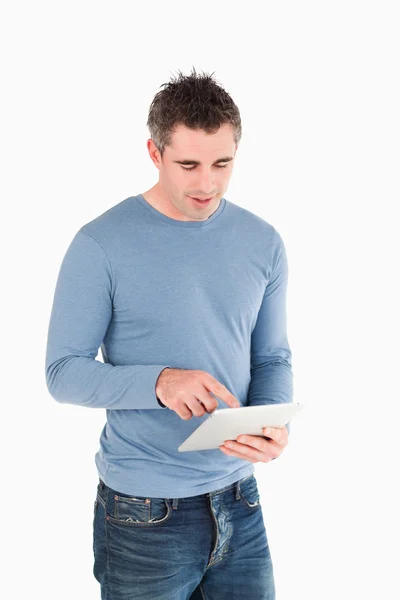 Retrato de um homem trabalhando com um computador tablet — Fotografia de Stock