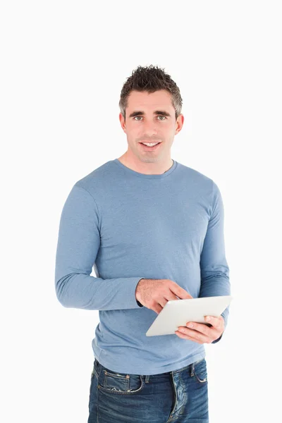 Porträtt av en man med en tablet PC — Stockfoto