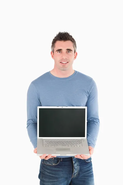 Homem mostrando um laptop — Fotografia de Stock