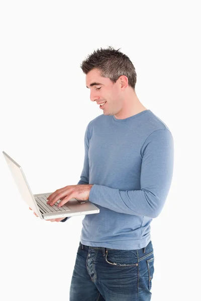 Hombre trabajando con un ordenador portátil —  Fotos de Stock
