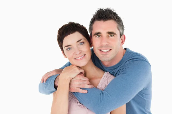 Мужчина обнимает свою жену — стоковое фото