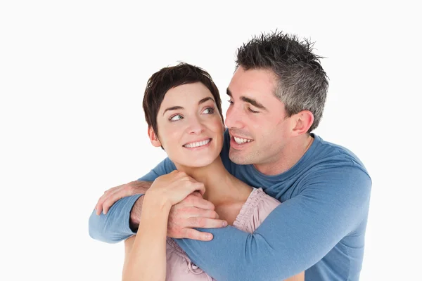 Улыбающаяся пара обнимает — стоковое фото