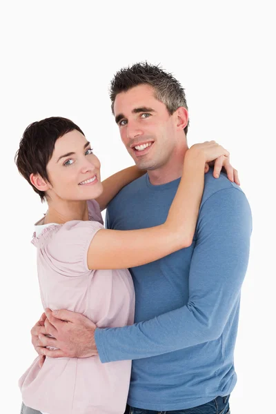 Porträt eines Paares, das sich umarmt — Stockfoto