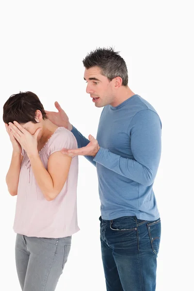 Женщина плачет, пока ее муж пытается объяснить — стоковое фото