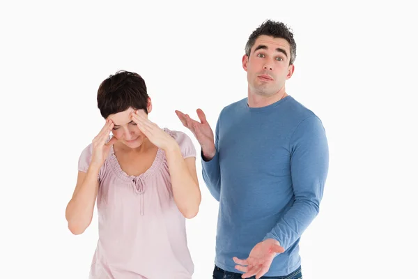 Frau weint, während ihr Mann sich fragt, warum — Stockfoto