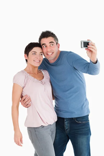 Porträtt av ett par tar en bild av sig själva — Stockfoto