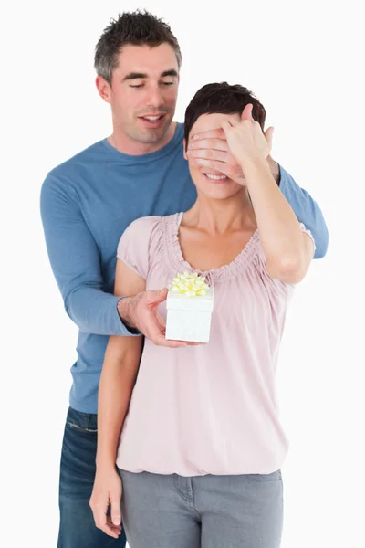 Hombre sorprendiendo a su esposa con un regalo — Foto de Stock