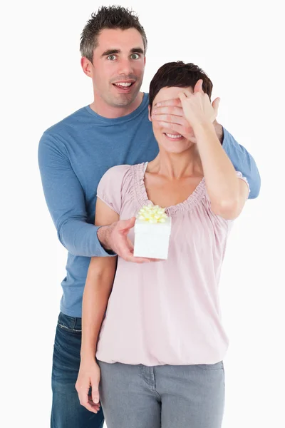 Retrato de um homem surpreendendo sua esposa com um presente — Fotografia de Stock