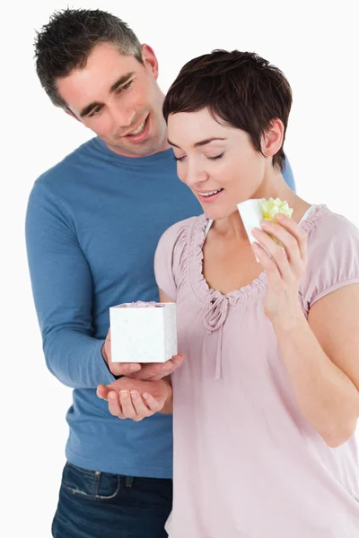 Portrét muže překvapující svou ženu s dárek — Stock fotografie