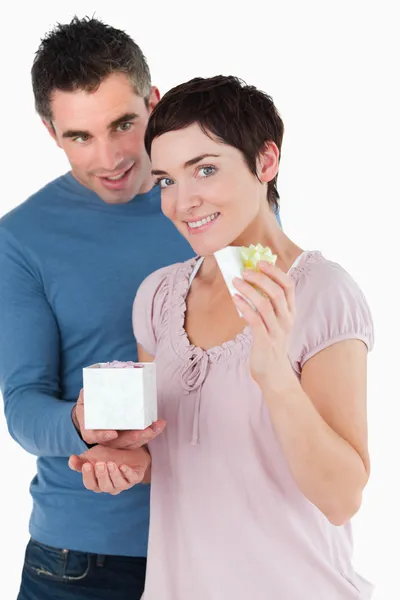 Portrét muže překvapivé jeho snoubence s dárek — Stock fotografie