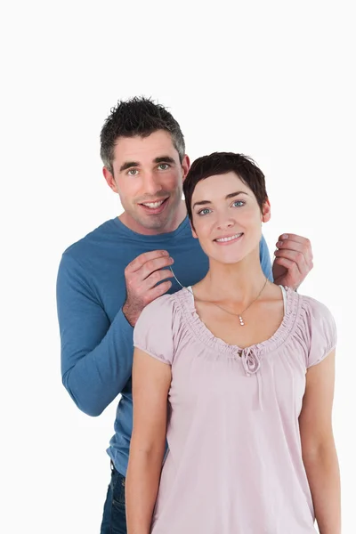 Schöner Mann bietet seiner Frau eine Halskette an — Stockfoto