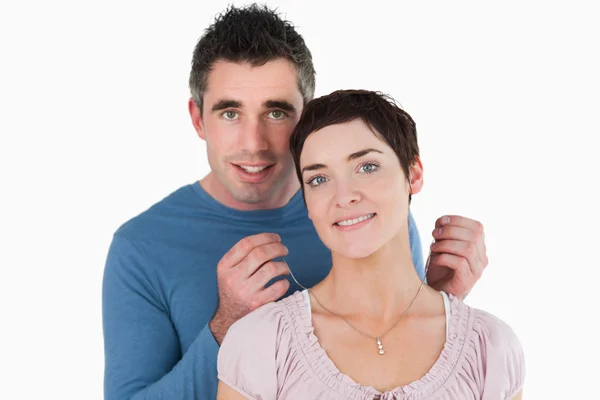 Manžel nabízí náhrdelník s jeho ženou — Stock fotografie