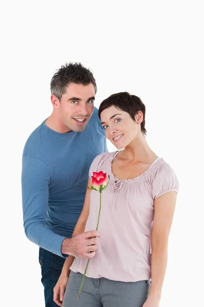 男子将一朵玫瑰提供给他的妻子 — 图库照片