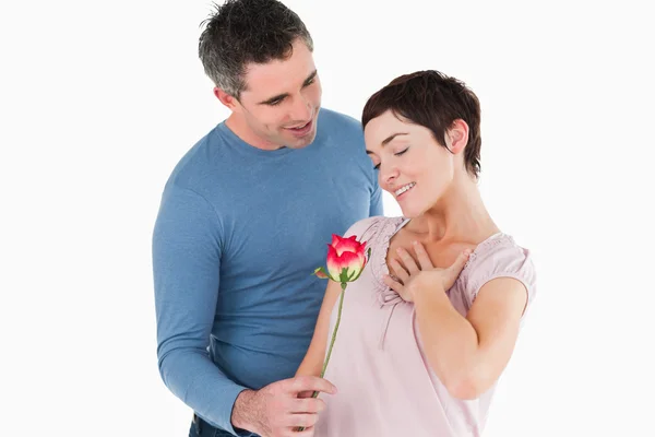 一朵玫瑰向他微笑的妻子的丈夫 — 图库照片