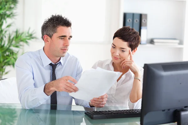 Manager en zijn secretaresse een blauwdruk document lezen — Stockfoto
