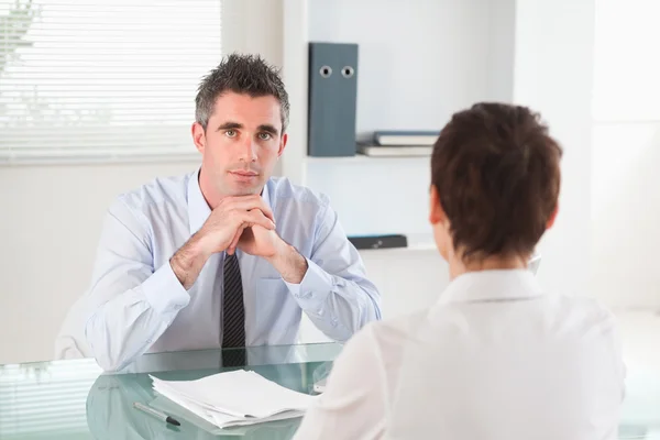 Serious manager interviewing a female applicant — Stock Photo, Image