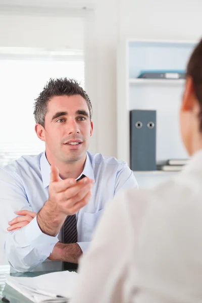 Retrato de um gerente conversando com um candidato — Fotografia de Stock