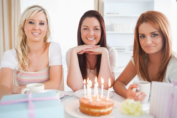 Mulheres comemorando um aniversário — Fotografia de Stock