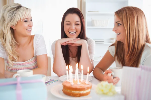 Jovens mulheres comemorando um aniversário — Fotografia de Stock