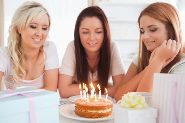 Mulheres encantadoras comemorando um aniversário — Fotografia de Stock