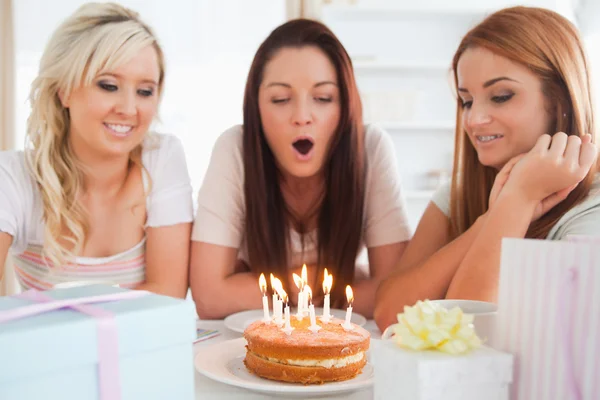 Donne sorridenti che festeggiano un compleanno — Foto Stock