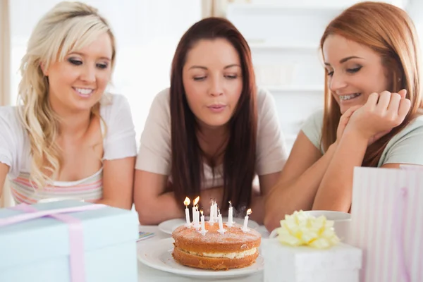 Mujeres hermosas celebrando un cumpleaños —  Fotos de Stock