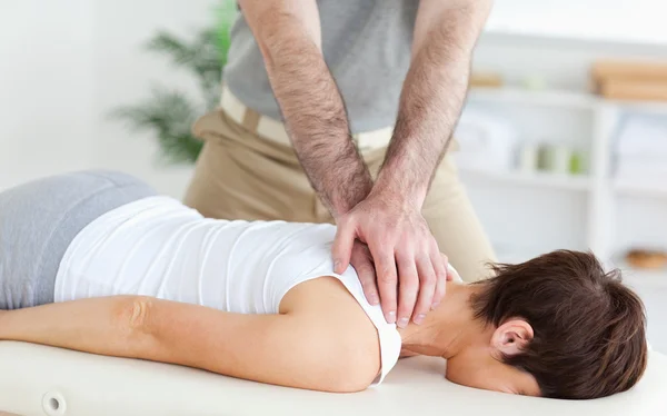 Homem massageando uma mulher — Fotografia de Stock