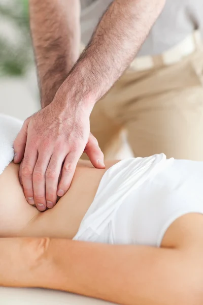 Guy massaging a person's back — Stock Photo, Image