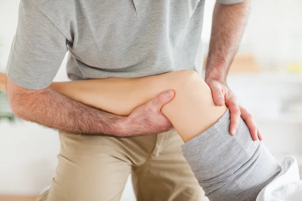 Chiropractor masseren een vrouw knie — Stockfoto
