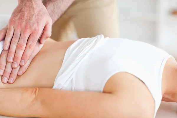 Bir masaj kadın yatıyor — Stok fotoğraf