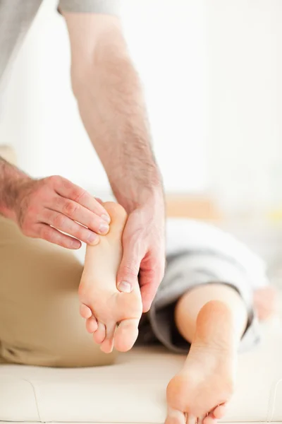 Man massaging a woman's feet — Stock Photo, Image
