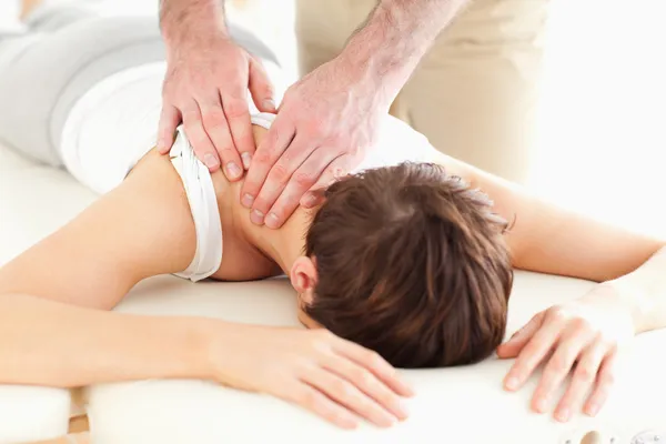 Homem massageando o pescoço de uma mulher — Fotografia de Stock