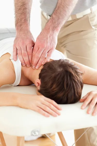 Mulher recebendo uma massagem no pescoço — Fotografia de Stock