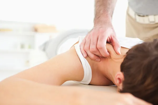 Mujer linda recibiendo un masaje en el cuello — Foto de Stock