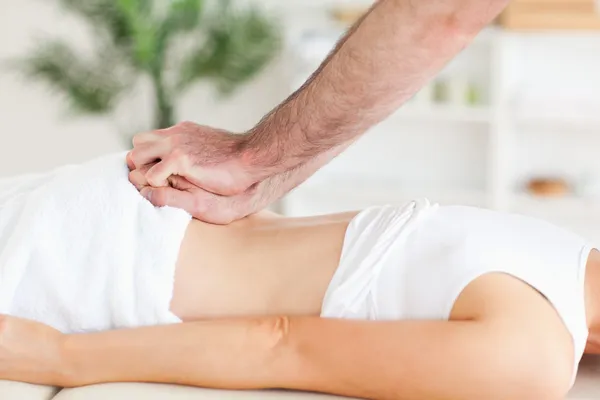 Mulher bonito recebendo uma massagem nas costas — Fotografia de Stock