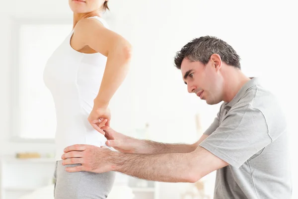 Chiropraktiker untersucht Rücken einer Frau — Stockfoto