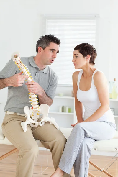 Vrouw luisteren naar haar chiropractor — Stockfoto