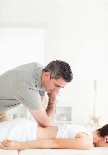 Chiropractor doing accupressure on a woman's back — Stock Photo, Image