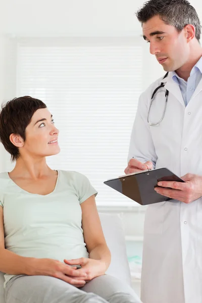 Mannelijke arts en vrouwelijke patiënt kijken naar elkaar — Stockfoto