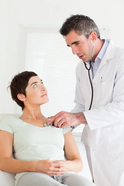 Médico masculino examinando a una paciente femenina — Foto de Stock