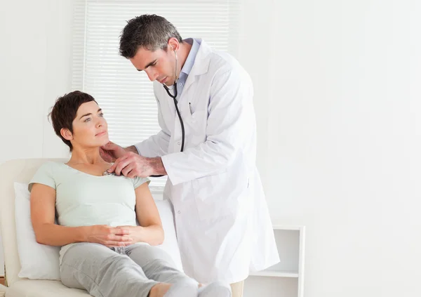 Manlig läkare undersöker en patient — Stockfoto